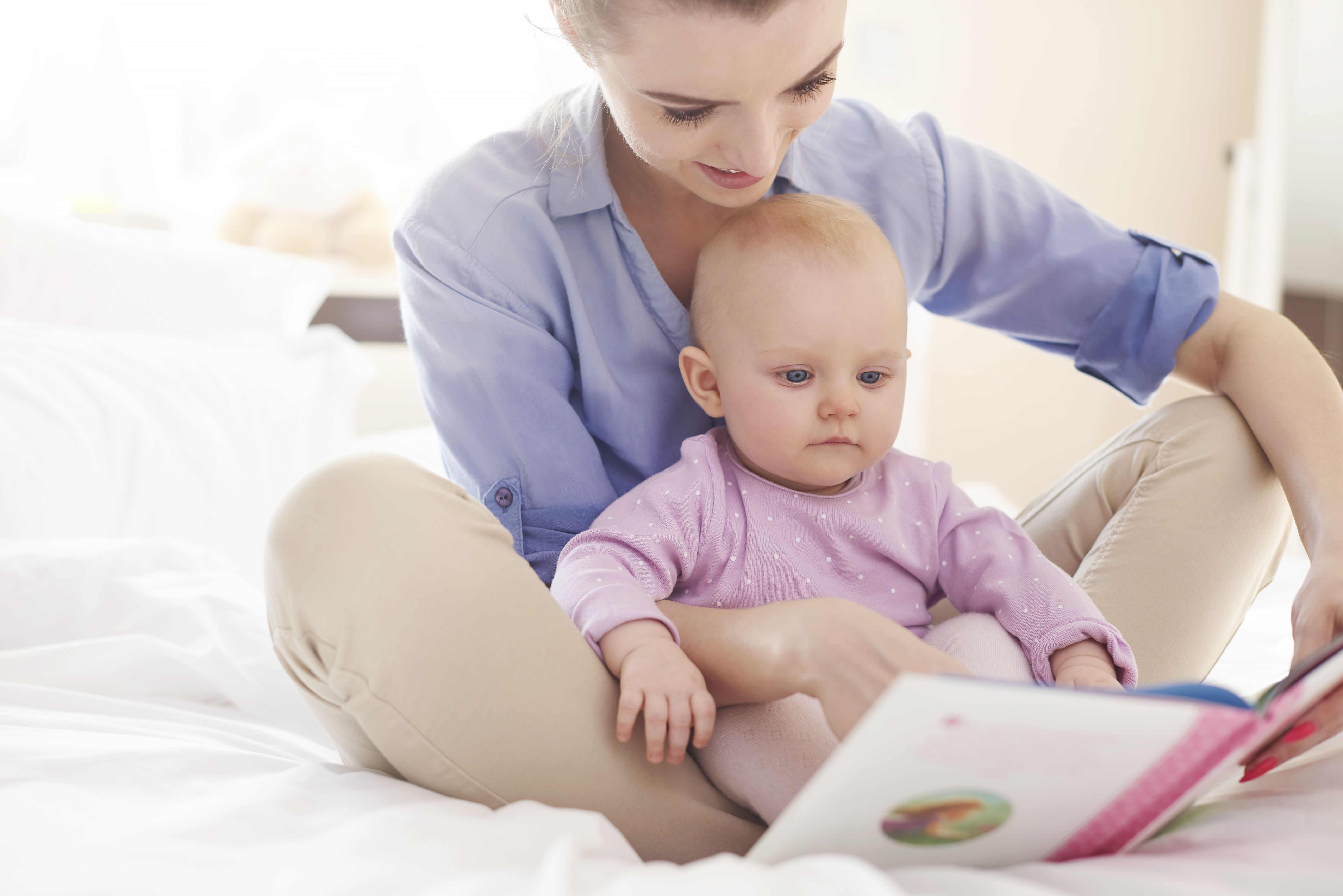 Maman lit un livre à bébé